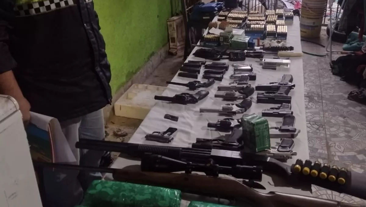 BIEN CUSTODIADO. Un efectivo vigila todos los elementos secuestrados mientras se toman las fotos de rigor.