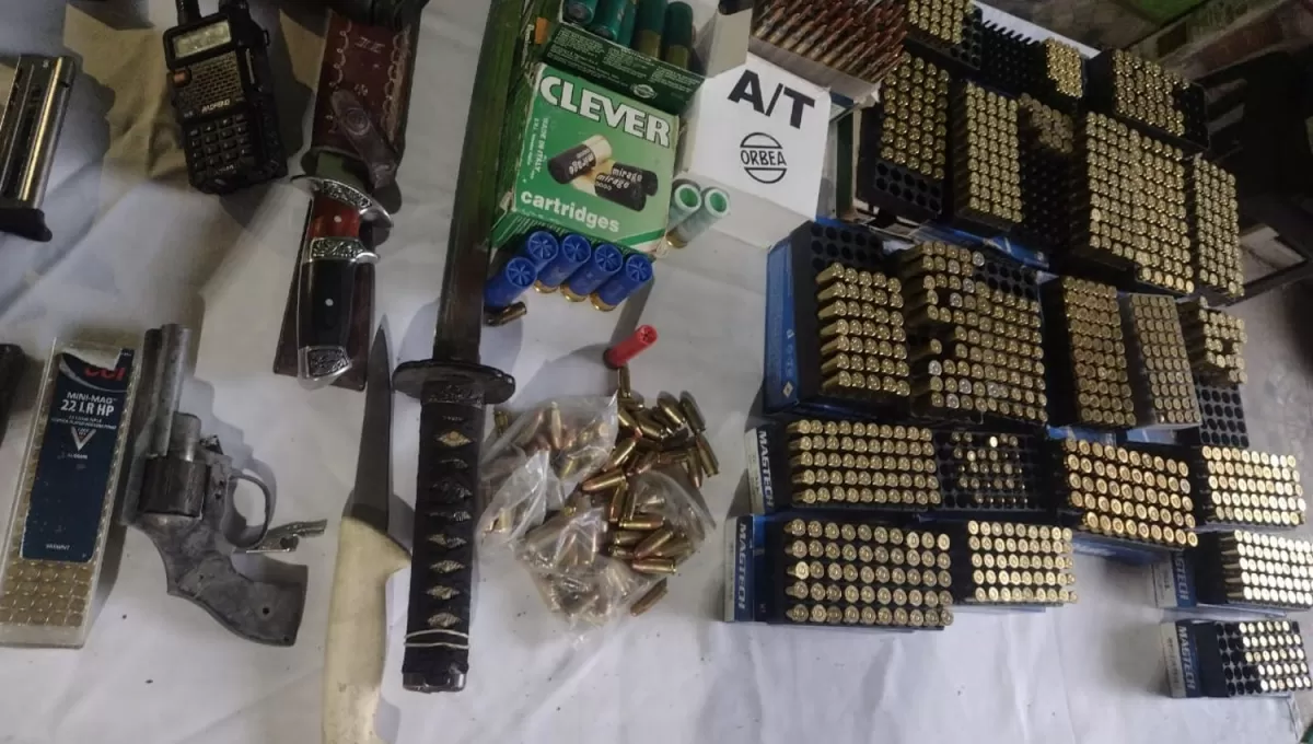 PODER DE FUEGO. También decomisaron una espada y más de 700 municiones.