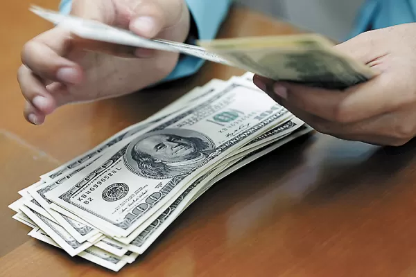 Otro cepo al dólar: no podrán comprar la divisa quienes reciban subsidios de tarifas