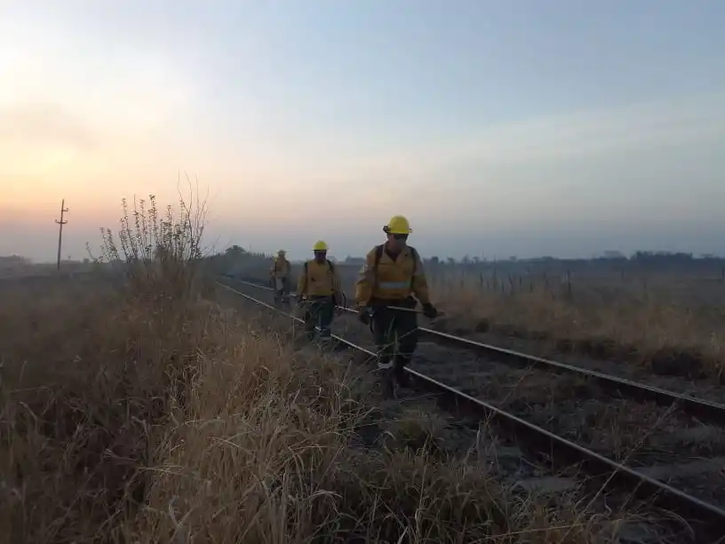INCENDIOS EN TUCUMÁN. Brigadistas y bomberos trabajaron para combatir el fuego. Foto de Comunicación Pública