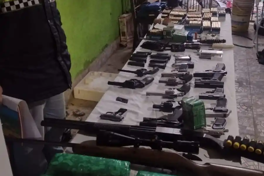 BIEN CUSTODIADO. Un efectivo vigila todos los elementos secuestrados mientras se toman las fotos de rigor.