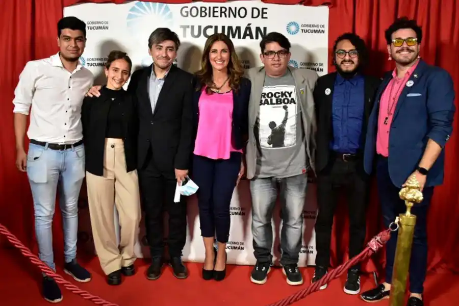En la foto: Facundo Zurita y Pierina Vallino, vicepresidente y presidenta del Centro de Estudiantes de la Escuela de Cine; Pablo Peralta, vicepresidente de la CIAT; Carolina Vargas Aignasse, ministra de Gobierno y Justicia; Pablo Salcedo, presidente de la CIAT; Martín Falci y Lucas García Melo, vicepresidente y presidente de Tucumán Audiovisual