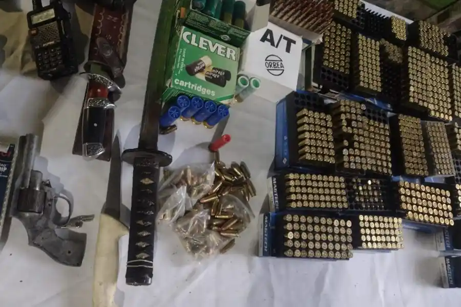 PODER DE FUEGO. También decomisaron una espada y más de 700 municiones.