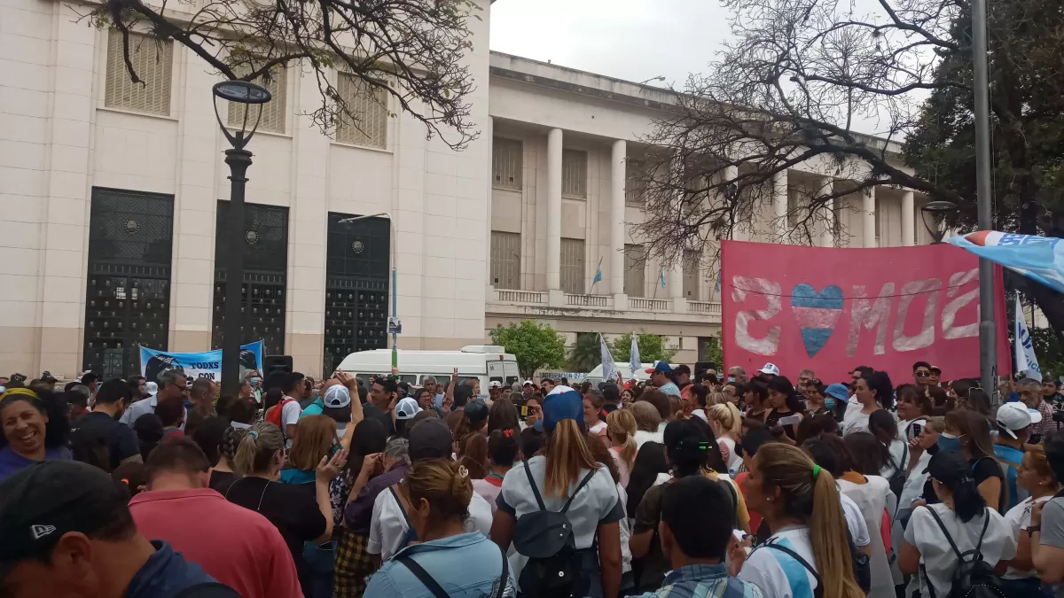 EN LA PLAZA YRIGOGEN. Marcha en Tucumán en apoyo a la vicepresidenta Cristina Kirchner. Foto de Twitter @Grechu3