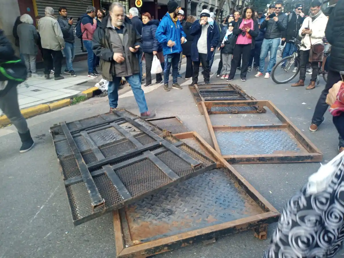 VALLAS DERRIBADAS DURANTE LA PROTESTA EN APOYO A CRISTINA KIRCHNER.