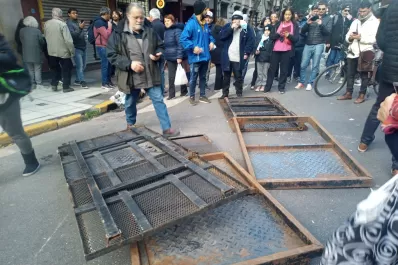 Cuatro detenidos y cinco policías heridos tras los incidentes frente a la casa de CFK