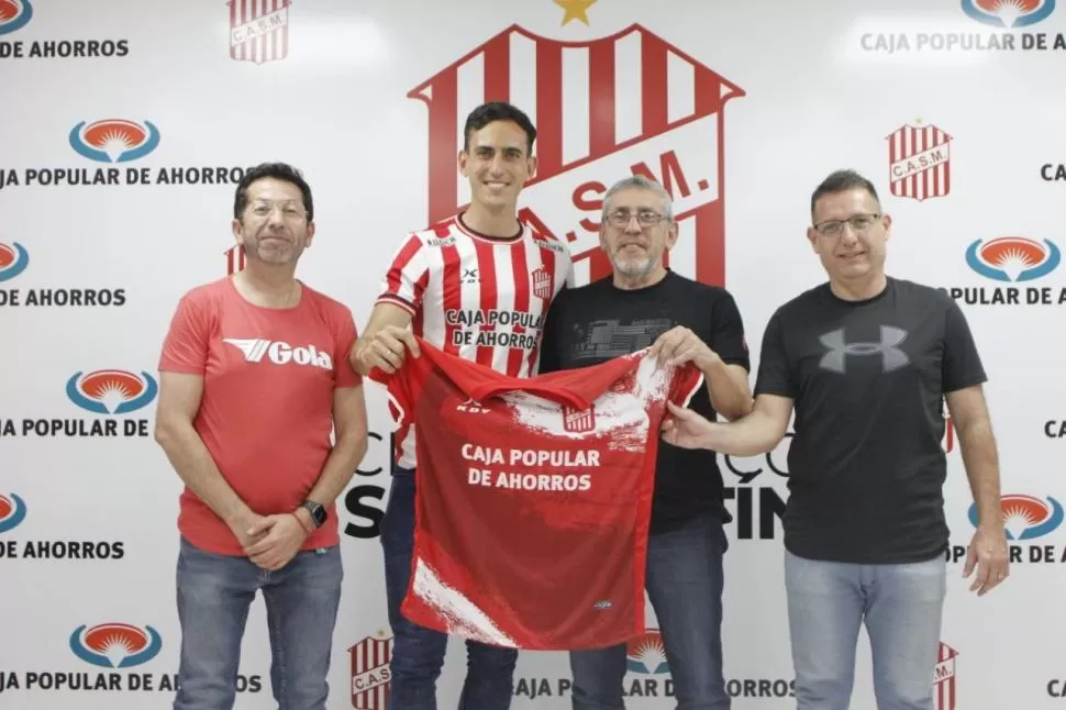 PRIMERA FOTO. Bruno Ignacio Nasta posa con la camiseta del “Santo”, acompañado por el presidente Rubén Moisello. Foto de Alejandro Cruz / CASM