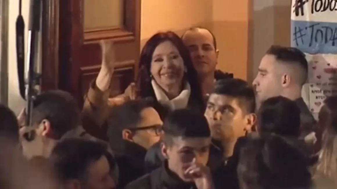 Cristina Kirchner regresó a su casa de Recoleta y saludó a la militancia