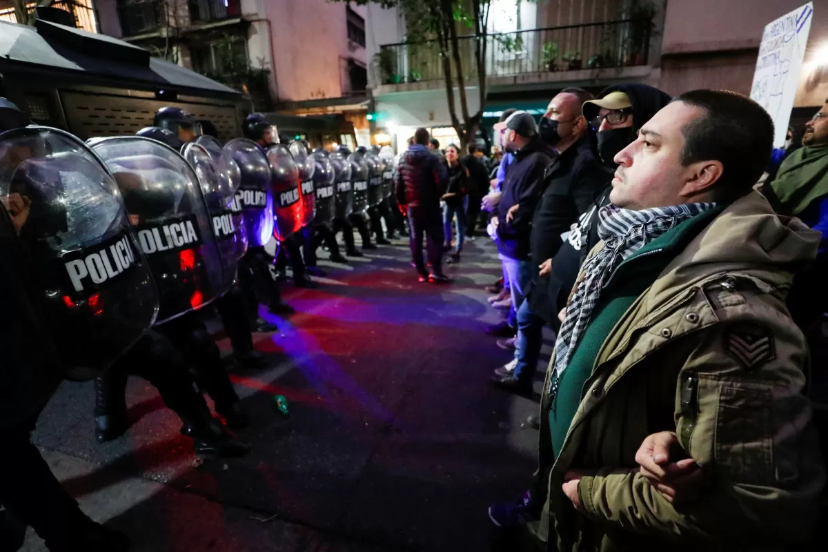 Tras los incidentes, hubo una frágil tregua frente a la casa de Cristina Kirchner
