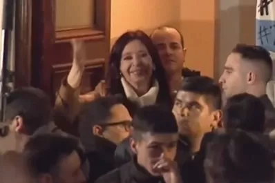 Cristina Kirchner regresó a su casa de Recoleta y saludó a la militancia