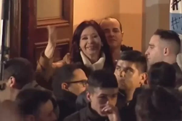 Cristina Kirchner regresó a su casa de Recoleta y saludó a la militancia