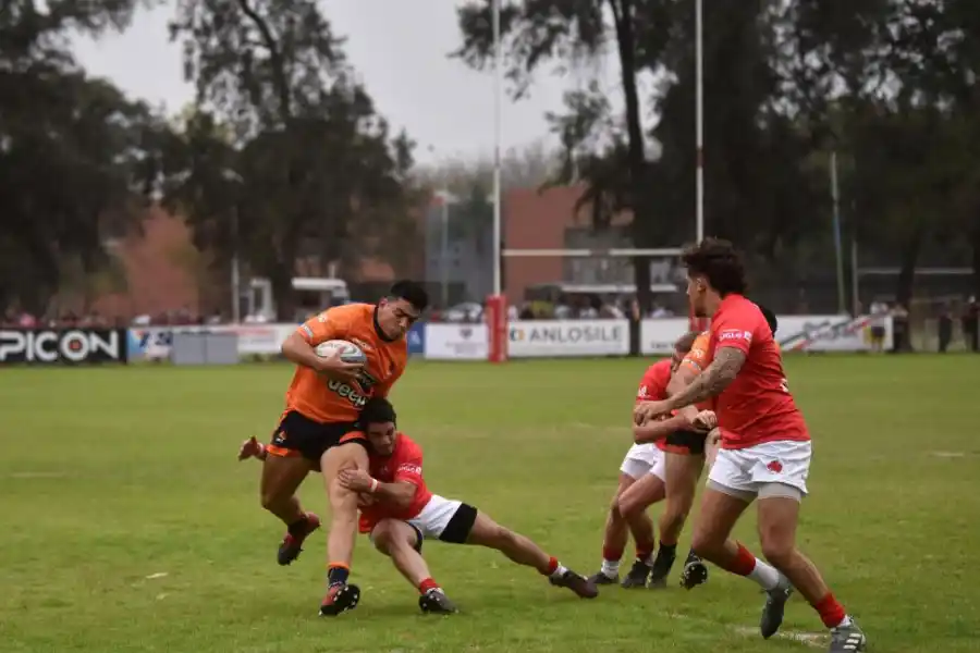 TACKLE ABAJO. Matías Orlande intenta avanzar frente a la marca cordobesa. El hooker de Natación marcó el primer try de los Naranjas al final del primer tiempo. 