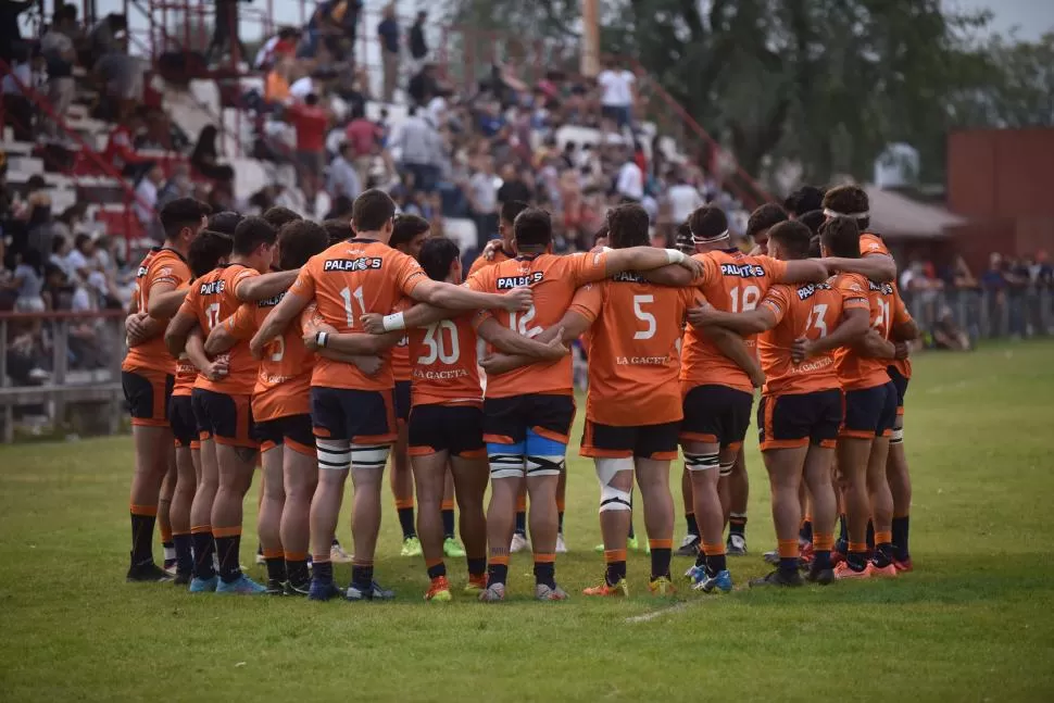 GRUPO. Los Naranjas jugaron con mucha solidaridad para defender.