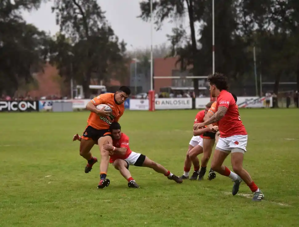 TACKLE ABAJO. Matías Orlande intenta avanzar frente a la marca cordobesa. El hooker de Natación marcó el primer try de los Naranjas al final del primer tiempo. 