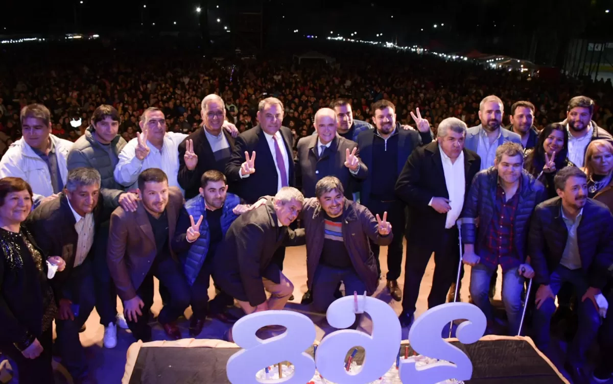 EN MONTEROS. Jaldo, junto a funcionarios y a dirigentes, en un nuevo aniversario de la ciudad. Foto de Prensa Comunicación