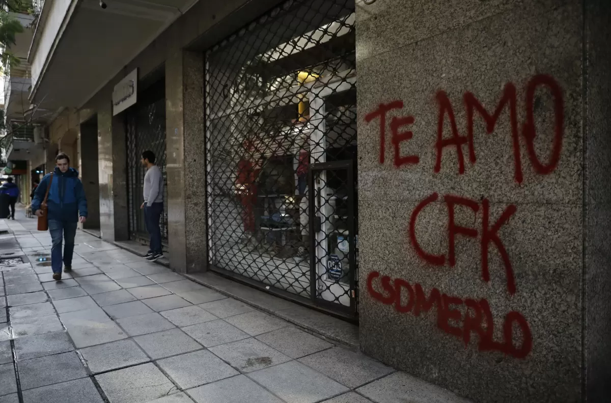 La puerta del edificio donde vive Cristina Kirchner en Recoleta