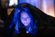 Vamping tecnológico: ¿qué es y cómo influye en la calidad del sueño de nuestros hijos?