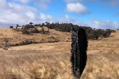 Fotos: un OVNI cayó desde el espacio en una granja de Australia