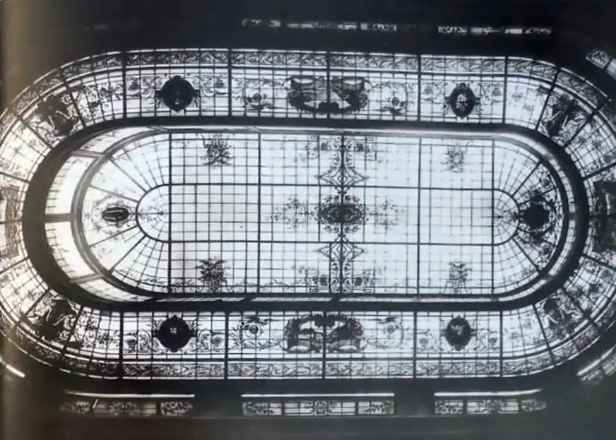 OBRA IMPORTADA. El hall principal tenía en su techo un enorme vitraux Saint Gobain. En 1922, ya se abría y se cerraba con control eléctrico. 