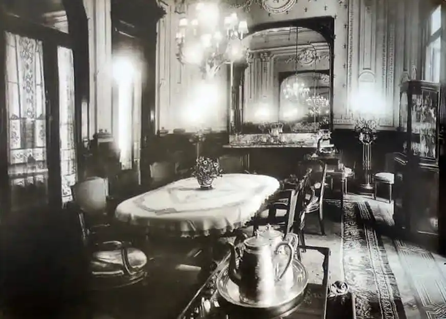 ENTRADA. Uno de los múltiples salones de recepción que tenía la casa.