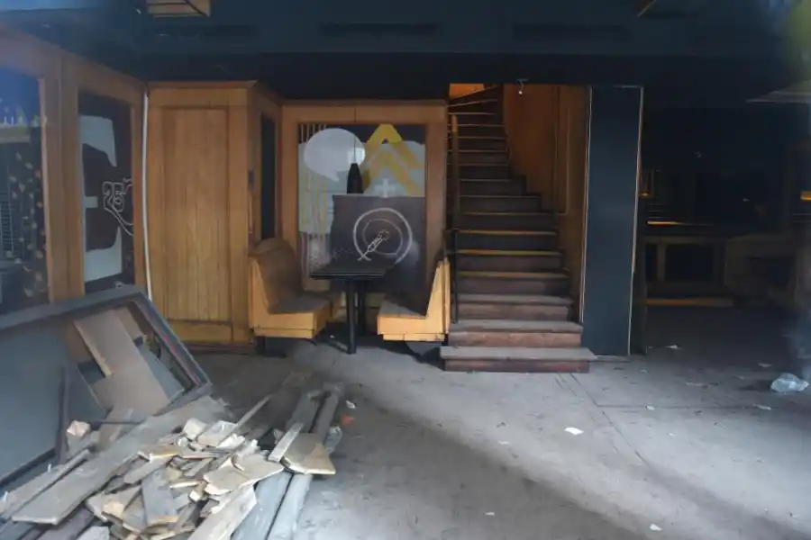 DESDE AFUERA. Polvo y escombros; eso es lo que se ve en las instalaciones. 