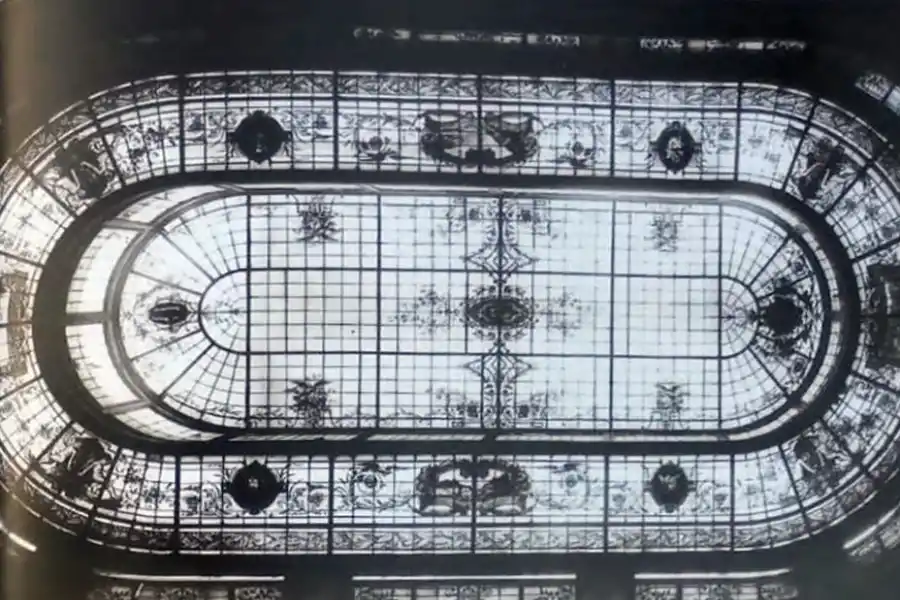 OBRA IMPORTADA. El hall principal tenía en su techo un enorme vitraux Saint Gobain. En 1922, ya se abría y se cerraba con control eléctrico. 