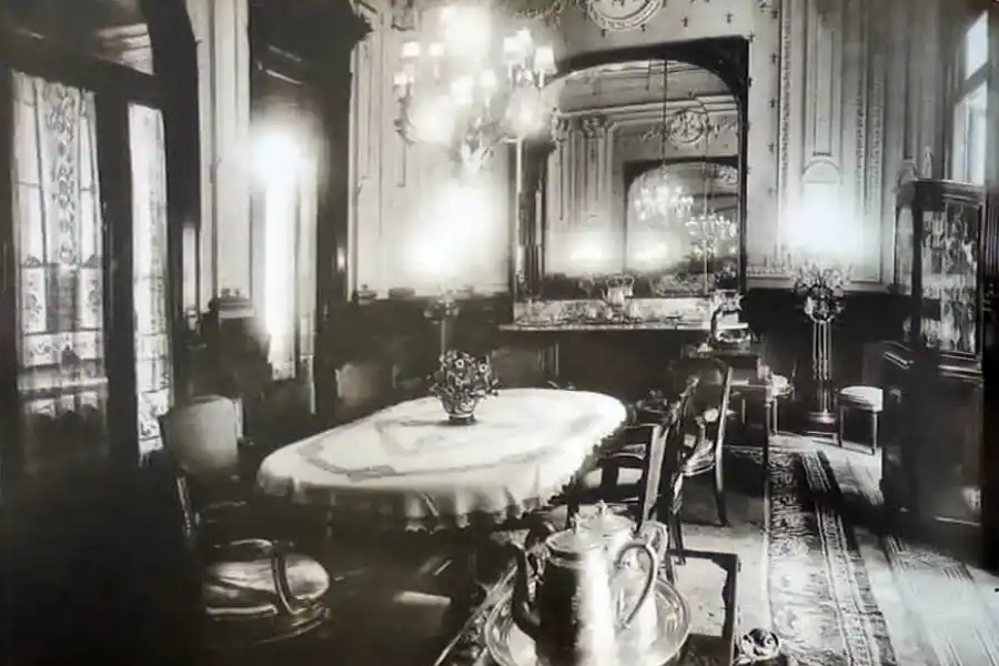 ENTRADA. Uno de los múltiples salones de recepción que tenía la casa.