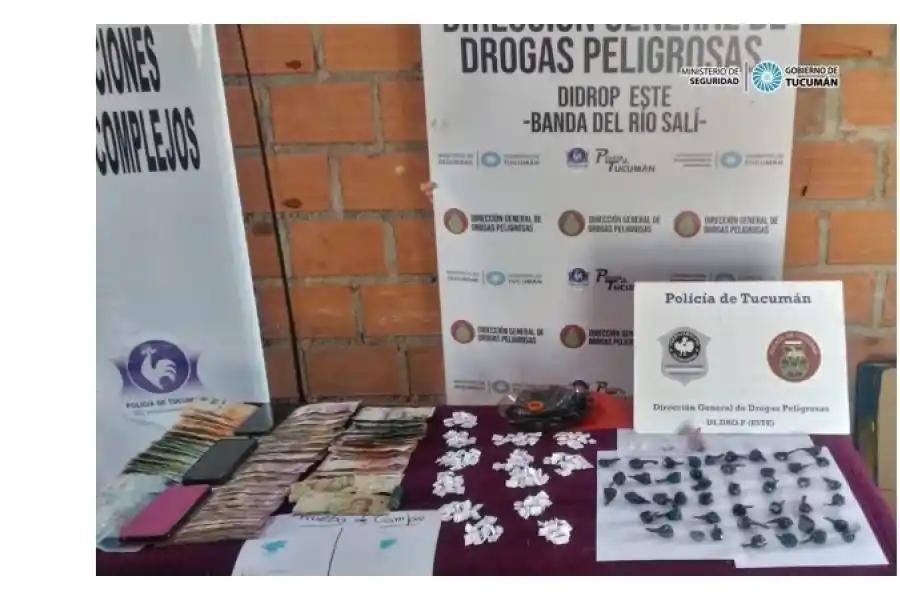 EN ALDERETES. Los hombres de la Brigada Este buscaban dos sillas de plástico y encontraron un centro de venta de drogas. 