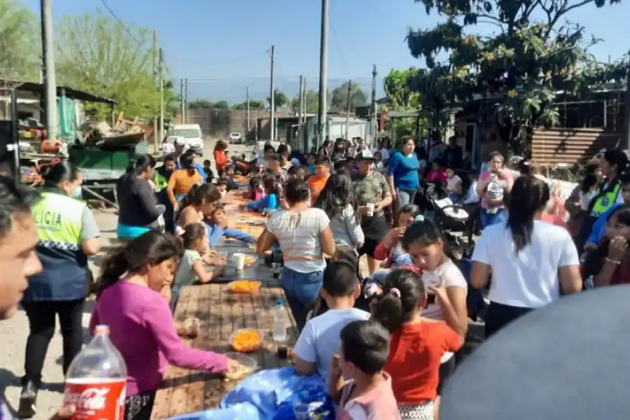 ACERCAMIENTO. Los policías de la Unidad Regional Norte organizaron festejos por el Día del Niño en tres merenderos de Tafí Viejo.