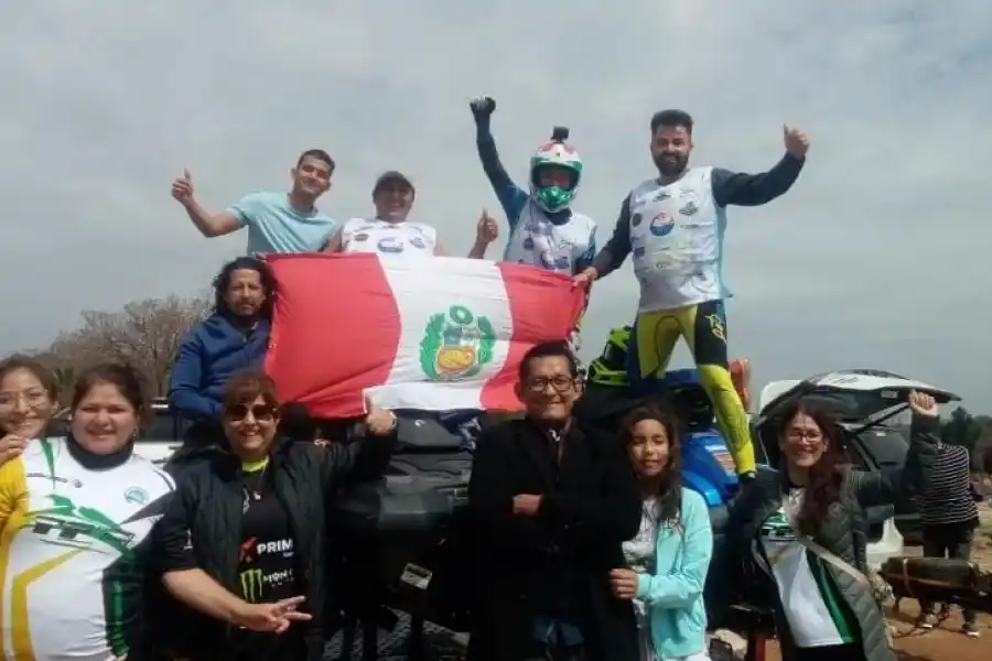 FELICES. Talavera (tercero arriba) acompañado por el grupo que llegó desde Perú  fotos Gerardo irachet prensa ente Tucumán Turismo 