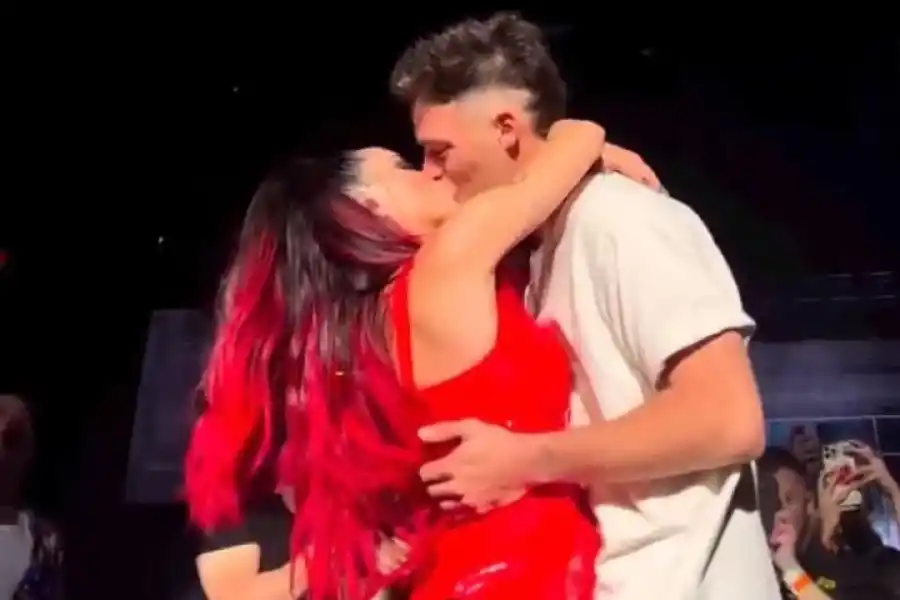 Esteban Lamothe apuntó contra Lali por sus besos en el escenario