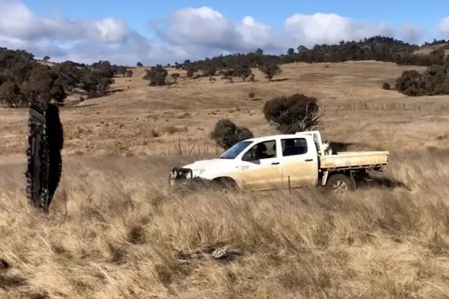 Fotos: un OVNI cayó desde el espacio en una granja de Australia