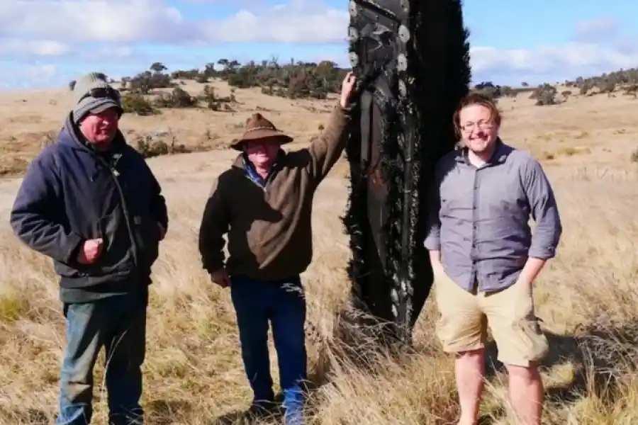 Fotos: un OVNI cayó desde el espacio en una granja de Australia