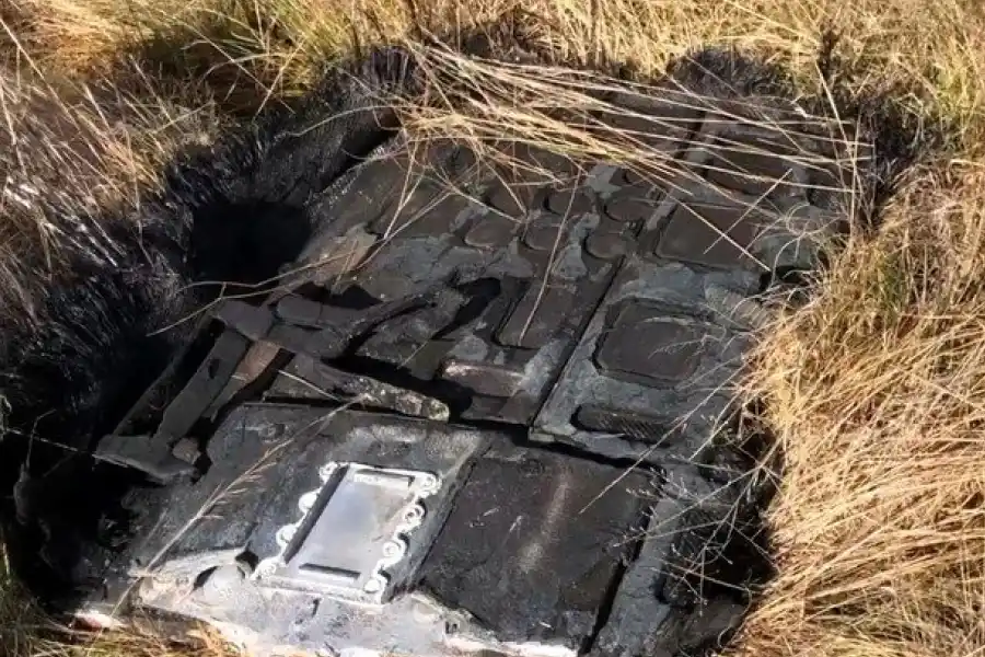 Fotos: un OVNI cayó desde el espacio en una granja de Australia