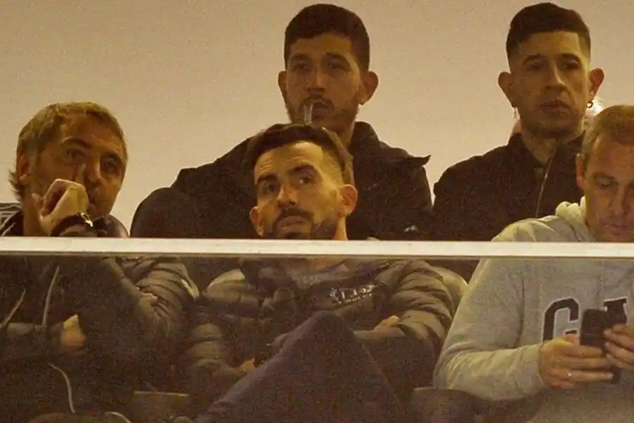 NO FUE. Retegui y Tevez, como en el palco, iban a estar juntos dando indicaciones.