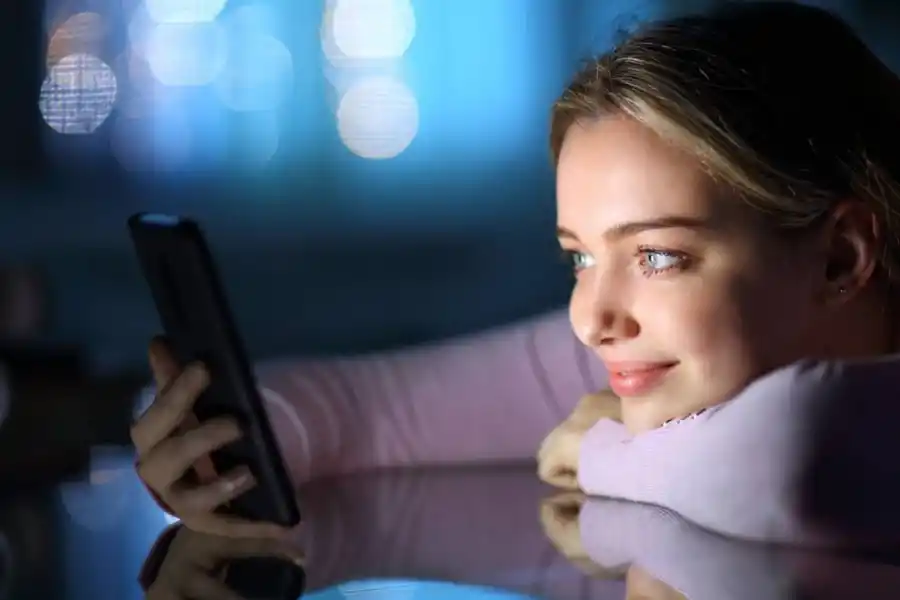 Vamping tecnológico: ¿qué es y cómo influye en la calidad del sueño de nuestros hijos?