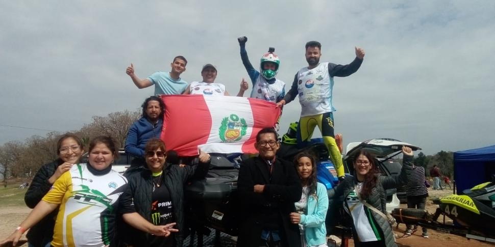 FELICES. Talavera (tercero arriba) acompañado por el grupo que llegó desde Perú  fotos Gerardo irachet prensa ente Tucumán Turismo 