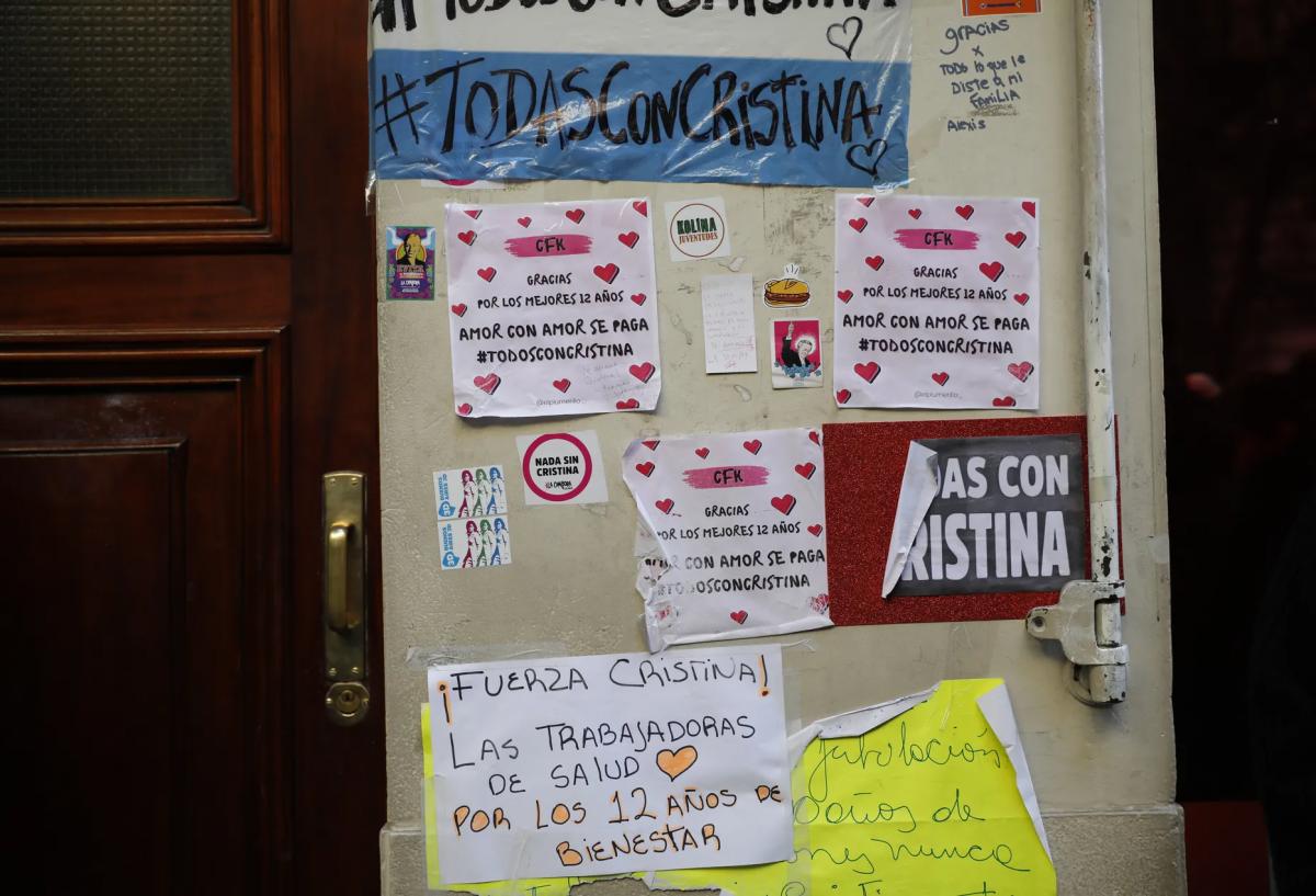 Mensajes de apoyo a Cristina Kirchner en Recoleta