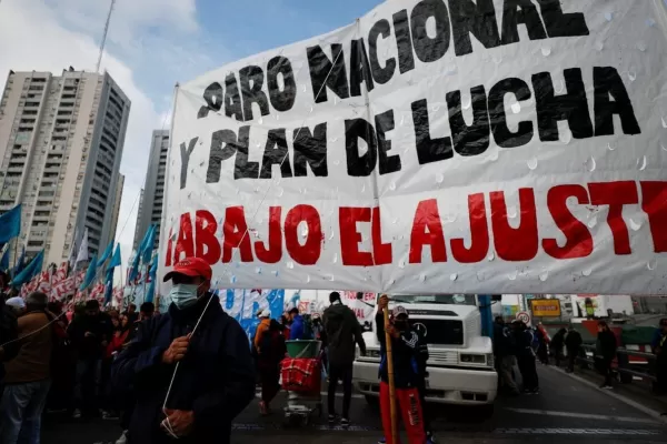 Movimientos sociales insisten con el pedido por el salario básico y marchan en todo el país