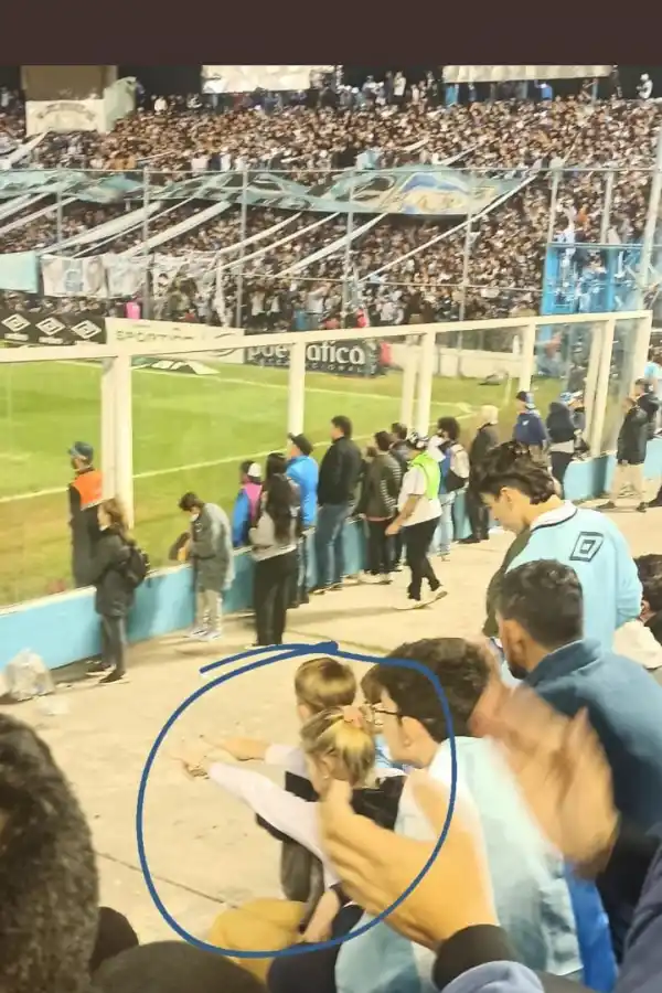 En el estadio ahuyentando la mala onda.