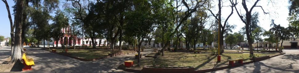 QUIETUD. La plaza “Domingo Faustino Sarmiento” aguarda que algún vecino la transite.