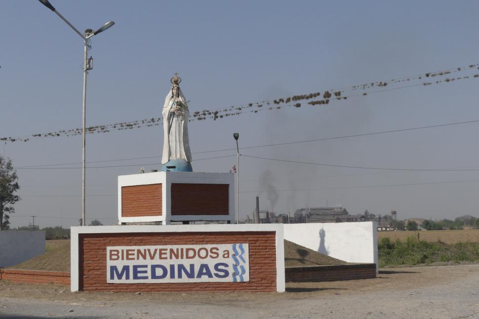 LA PUERTA DE INGRESO. La Virgen de La Merced preside el acceso al pueblo por la ruta 329.