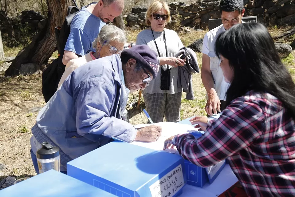 FIRMA. Miembros de la comunidad reciben los bienes arqueológicos.