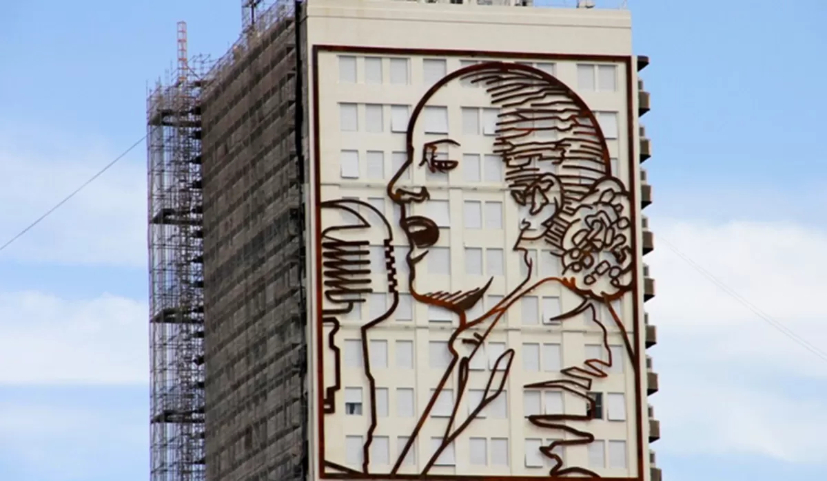 POLÉMICA. El marido de Pampita propuso demoler un edificio histórico para evitar piquetes en Buenos Aires.