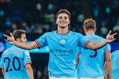 Julián Álvarez marcó sus primeros dos goles en la Premier League para el City