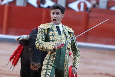 Un torero español sufrió una cornada que le destrozó el muslo