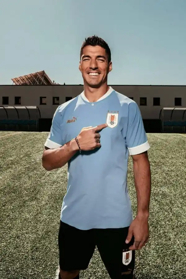 UNA SÍ, LA OTRA NO. Luis Suárez luce con orgullo la “celeste” titular. El diseño alternativo de Puma fue muy criticado.  