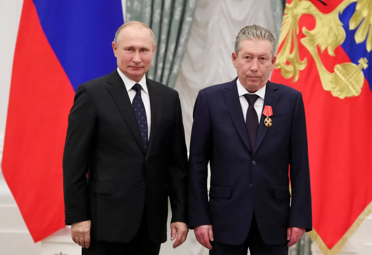 EN EL KREMLIN. Vladimir Putin junto a Ravil Maganov, durante la entrega de la Orden de Alexander Nevsky, en noviembre de 2019.