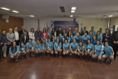 Rugby femenino: la Legislatura distinguió a las Yaguaretés en su visita a Tucumán