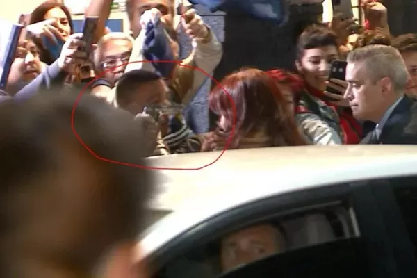 Video: detuvieron a un hombre que gatilló contra Cristina Kirchner
